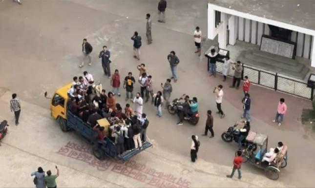 ঢাবি ক্যাম্পাসে ব্যঙ্গাত্মক গান বাজিয়ে পিকআপ মিছিল