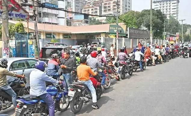 তেল সংকটে রাজধানীর বেশ কয়েকটি পাম্প বন্ধ