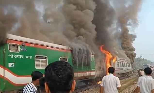 চট্টলা এক্সপ্রেসের বগিতে আগুন, খতিয়ে দেখতে চার সদস্যের কমিটি