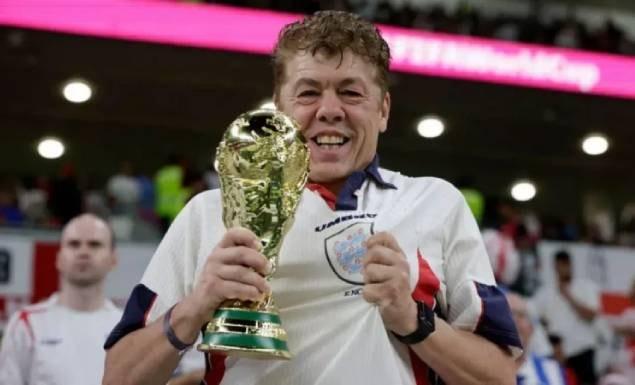 বিশ্বকাপ ফুটবল দেখতে যুক্তরাষ্ট্রে যেতে বিক্রি করছেন বাড়ি 