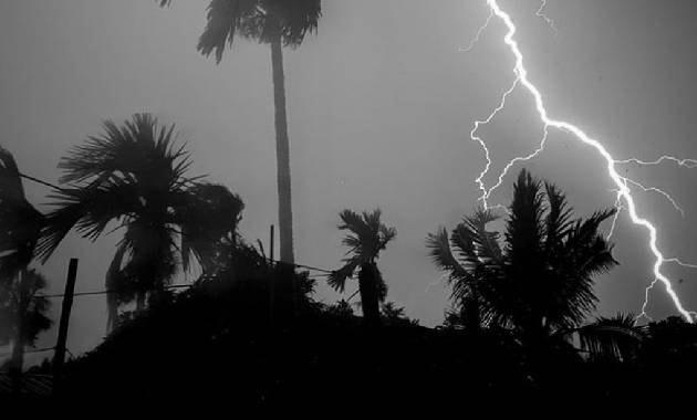 রাত ১টার মধ্যে দেশের ২ জেলায় ৬০ কিমি বেগে ঝড়-বৃষ্টির আভাস