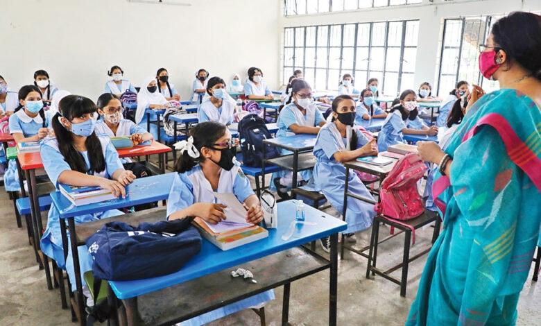 শিক্ষাপ্রতিষ্ঠানে কমে যাচ্ছে সাপ্তাহিক ছুটি