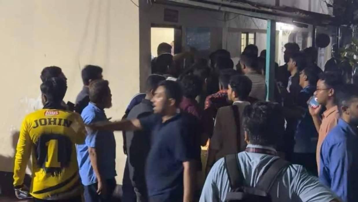 শাহবাগ থানায় জুবায়ের–মোসাদ্দেকের ওপর ছাত্রদলের হামলা