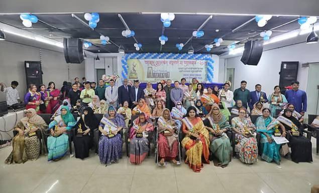 রত্নগর্ভা মা অ্যাওয়ার্ড পেলেন ৩৫ মা