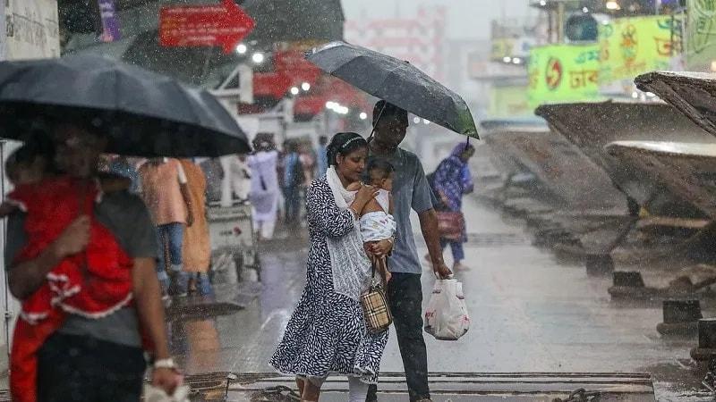 রাজধানীতে সকাল থেকে টানা ভারী বৃষ্টি, ঈদযাত্রায় দুর্ভোগ