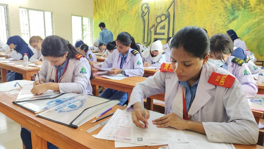 এইচএসসির দ্বিতীয় দিনে অনুপস্থিত ২৭ হাজার, বহিষ্কার ১৭ পরীক্ষার্থী