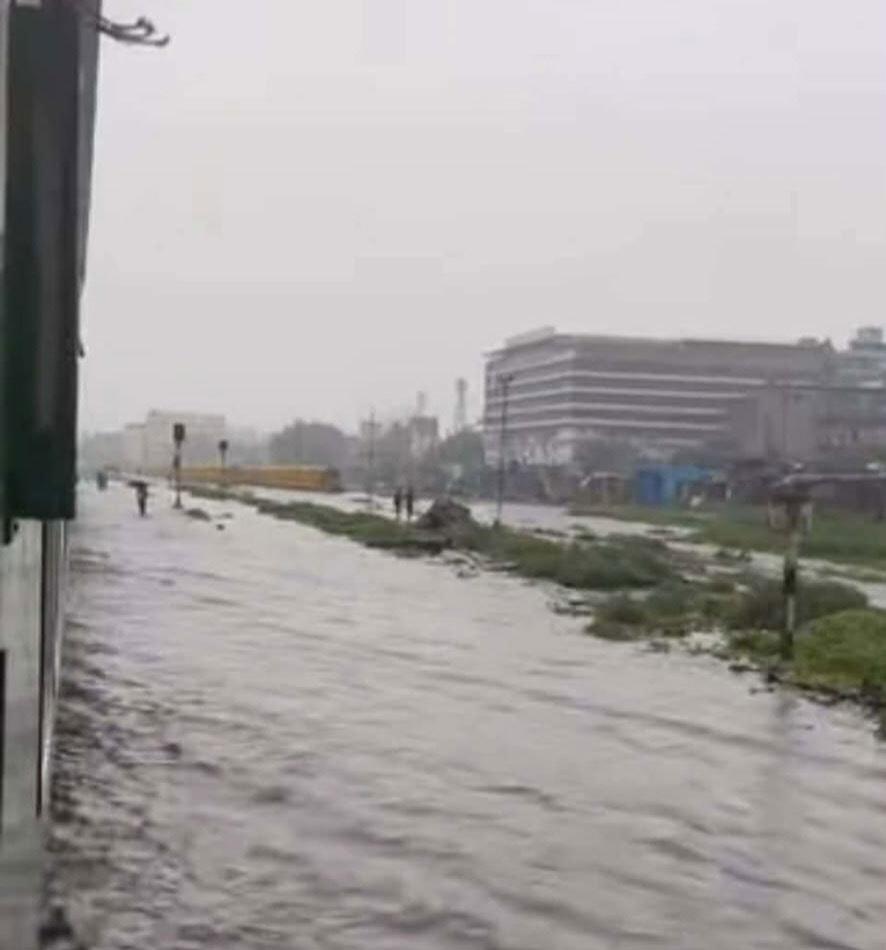 রাজধানীতে বৃষ্টির প্রভাব রেলপথে, সতর্ক অবস্থানে বাংলাদেশ রেলওয়ে