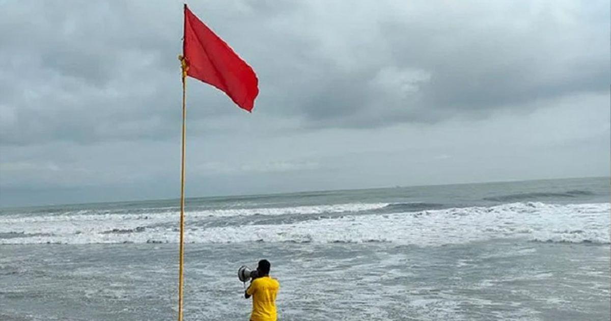 উত্তাল বঙ্গোপসাগরে ৩ নম্বর সতর্ক সংকেত, প্লাবনে ভুগছে উপকূল