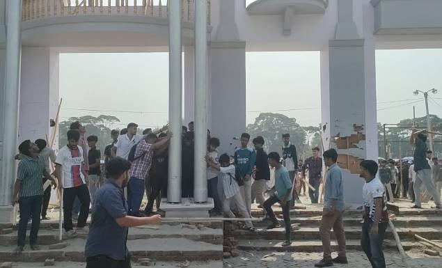 গবেষণা মাঠ উদ্ধারে শেকৃবি শিক্ষার্থীদের আন্দোলন, বাণিজ্য মেলার গেটে ভাঙচুর
