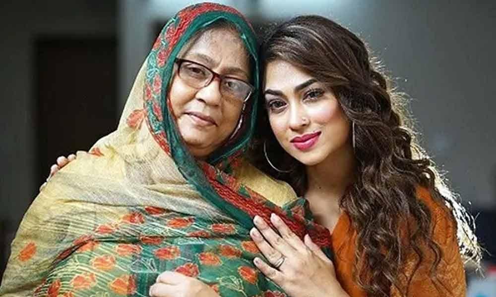 মাকে হারিয়ে শোকের ছায়ায় পপি