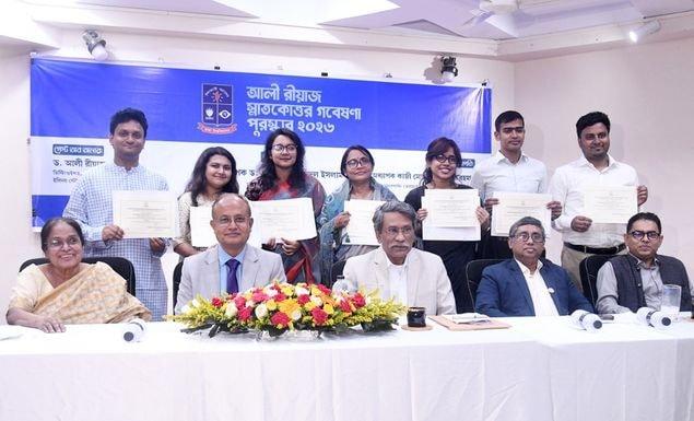 ঢাবির ৮ শিক্ষার্থী পেলেন আলী রীয়াজ স্নাতকোত্তর গবেষণা বৃত্তি ও পুরস্কার