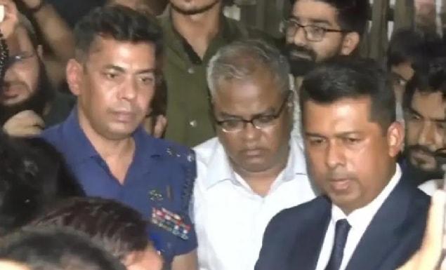 শিক্ষার্থীদের শর্তে ও পুলিশি পাহারায় চুয়েট ক্যাম্পাস ছাড়লেন উপাচার্য